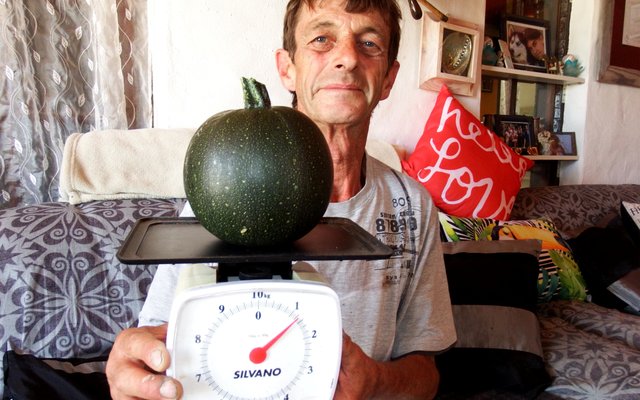 Thys Franken van Hoofweg 137, De Kelders, spog met ‘n 1.1kg skorsie - so groot soos ‘n groot spanspek.